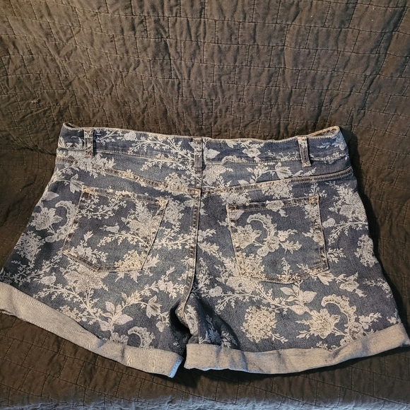 Time & Tru Jean Shorts Womens Sz 16 Mid-rise Denim Floral Shorts - Picture 3 of 4